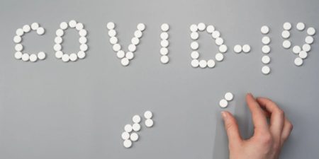 Πρώτη παγκόσμια έγκριση θεραπείας έναντι της COVID-19 σε μορφή χαπιού