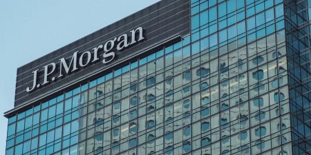 Η JP Morgan συστήνει την μακροπρόθεσμη επένδυση σε τίτλους του Ελληνικού Δημοσίου