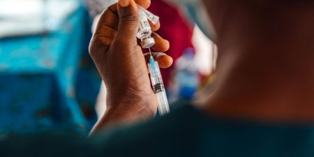 Ποιοι εμβολιασμένοι νοσούν και νοσηλεύονται από COVID-19;