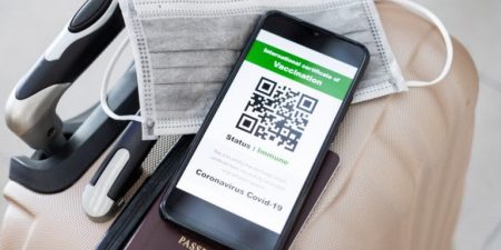 Υπ. Ανάπτυξης: Δεκτά και έγχαρτα πιστοποιητικά εμβολιασμού τουριστών τρίτων χωρών, από επιχειρήσεις εστίασης ή λιανεμπορίου