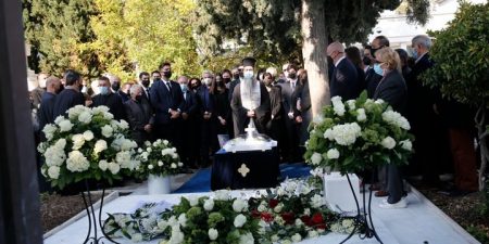 Σε φορτισμένο κλίμα συγκίνησης και με πολιτικά μηνύματα το μνημόσυνο της Φώφης Γεννηματά