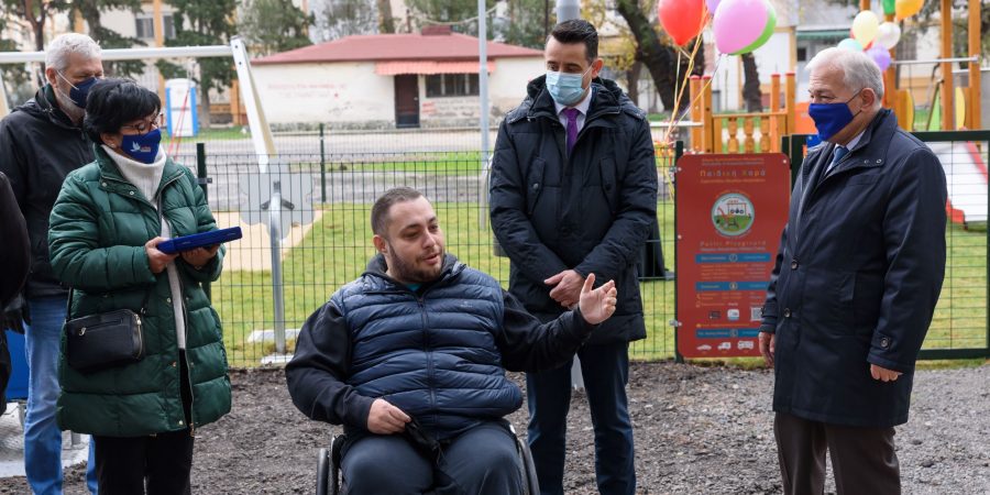 Ο Όμιλος ΕΛΛΗΝΙΚΑ ΠΕΤΡΕΛΑΙΑ κατασκεύασε τρεις πλήρως προσβάσιμες Παιδικές Χαρές με στοιχεία ΑΠΕ, για παιδιά με ειδικές ανάγκες