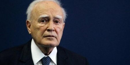 Έφυγε στα 92 ο πρώην ΠτΔ Κάρολος Παπούλιας