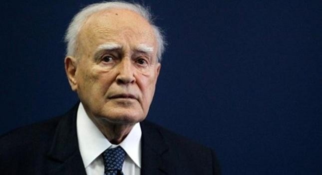 Έφυγε στα 92 ο πρώην ΠτΔ Κάρολος Παπούλιας