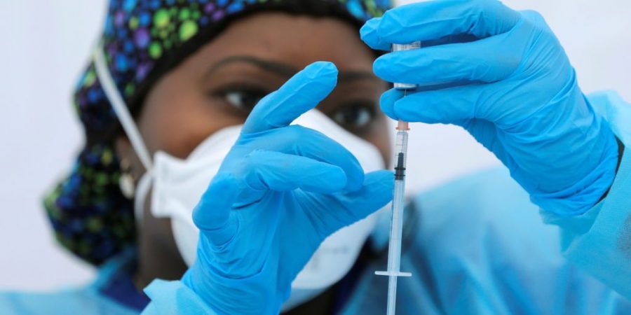 Η μείωση της προστασίας από τα εμβόλια έναντι της COVID-19 εγείρει ερωτήματα σχετικά με τη νέα παραλλαγή Omicron