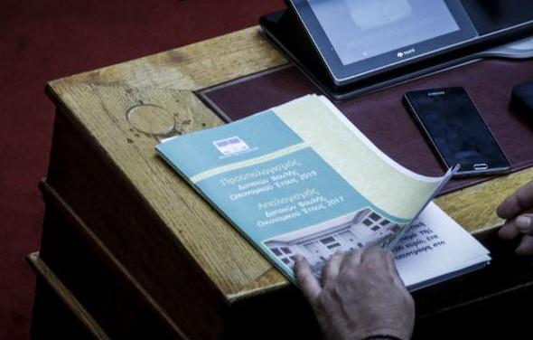 Βουλή: Με 158 «ναι» έναντι 142 «όχι» κυρώθηκε ο νέος κρατικός προϋπολογισμός