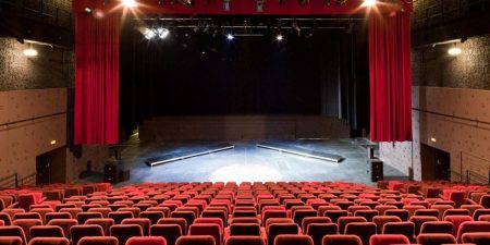 Ο φόβος απλώνεται πάνω από τα θέατρα