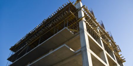 Εκτός προϋπολογισμού οι κατασκευές, από το «ράλλυ» αυξήσεων  σε υλικά και πρώτες ύλες