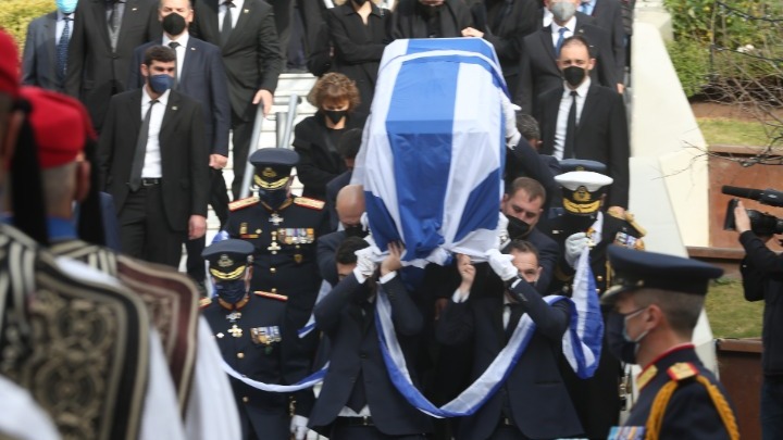 Με τιμές αρχηγού κράτους η ταφή του Κάρολου Παπούλια σήμερα στα Γιάννενα