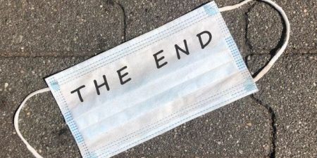 Το τέλος της πανδημίας πλησιάζει αλλά θα μάθουμε να ζούμε με τη COVID-19