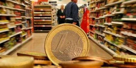 Οι τιμές φωτιά και τα εισοδηματικά “αναχώματα” της κυβέρνησης, στη μάχη τις ακρίβειας