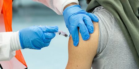 Η ανοσία μετά από λοίμωξη με το στέλεχος Όμικρον του SARS-CoV-2 προσφέρει προστασία έναντι της λοίμωξης από άλλα στελέχη του SARS-CoV-2 μόνο στους εμβολιασμένους