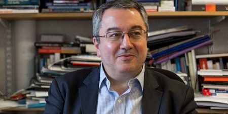 Ηλίας Μόσιαλος: Ο εμβολιασμός μειώνει τις πιθανότητες εμφάνισης μακροχρόνιων επιπτώσεων της νόσου του κορωνοϊού