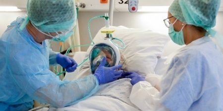 Ο κίνδυνος επόμενων νοσηλειών και θνητότητας είναι αυξημένος για ασθενείς που νοσηλεύτηκαν με COVID-19 σε σχέση με τον γενικό πληθυσμό