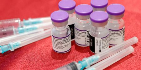 Πόσο διαρκεί η προστασία που παρέχουν τα εμβόλια για τον SARS-CoV-2 έναντι στη λοίμωξη COVID-19;