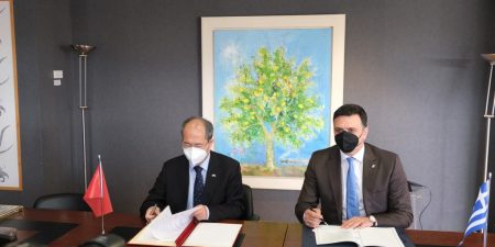 Υπογραφή κοινού προγράμματος δράσης Ελλάδας-Κίνας στον τομέα του Τουρισμού από τον Βασίλη Κικίλια και τον Πρέσβη της Κίνας