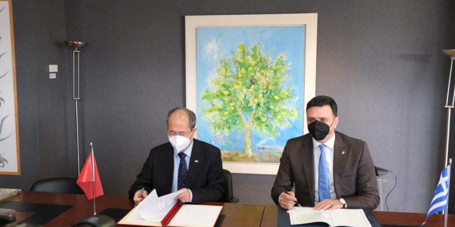 Υπογραφή κοινού προγράμματος δράσης Ελλάδας-Κίνας στον τομέα του Τουρισμού από τον Βασίλη Κικίλια και τον Πρέσβη της Κίνας