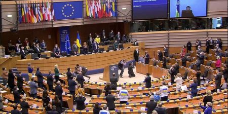 Εισβολή στην Ουκρανία: Πιο αυστηρή απάντηση στη Ρωσία ζητά το Κοινοβούλιο