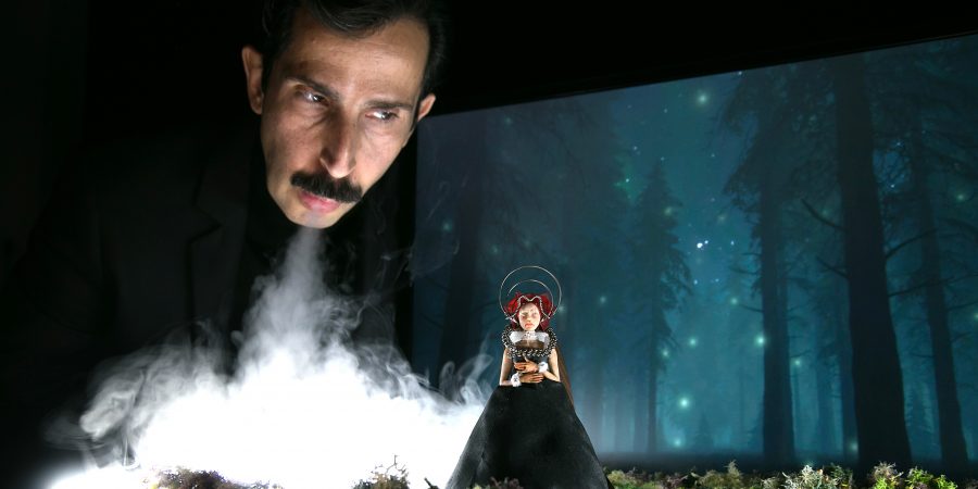 “H μικρή μέσα στο σκοτεινό δάσος”