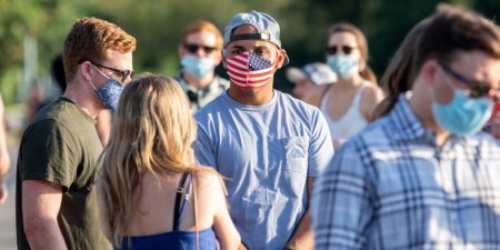 Σύμφωνα με τις νέες οδηγίες του CDC, 70% των Αμερικανών μπορούν να διακόψουν τη χρήση μάσκας