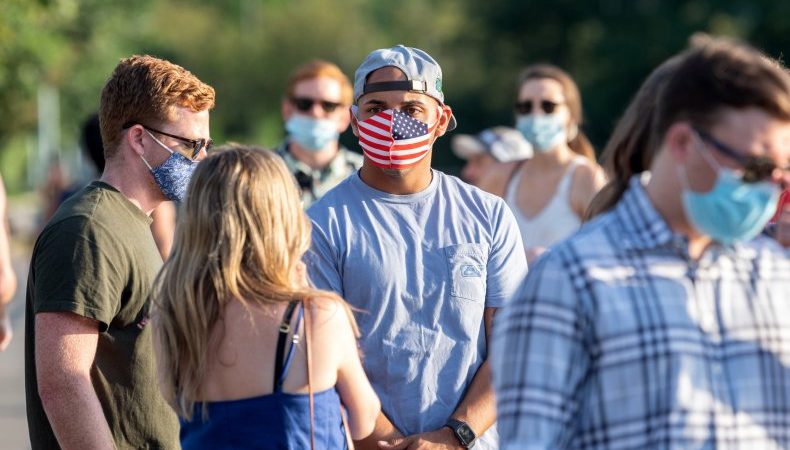 Σύμφωνα με τις νέες οδηγίες του CDC, 70% των Αμερικανών μπορούν να διακόψουν τη χρήση μάσκας