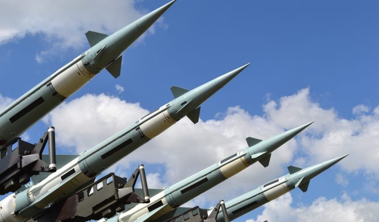 Πάνω από 2 τρισ. δολάρια οι παγκόσμιες στρατιωτικές δαπάνες το 2021