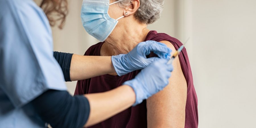 Τέταρτη δόση εμβολίου: Ανοίγει σήμερα η πλατφόρμα των ραντεβού για τους άνω των 80 ετών