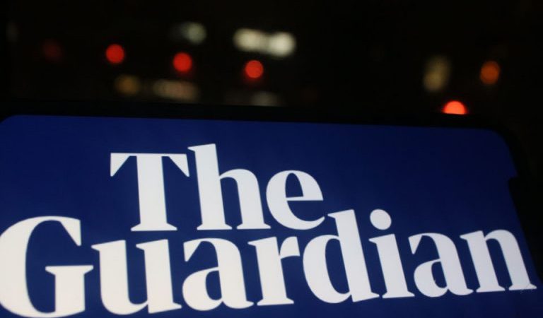 Εφ. Guardian: “Όλοι οι οιωνοί φαίνονται θετικοί”, ο τουριστικός τομέας στην Ελλάδα ανακάμπτει
