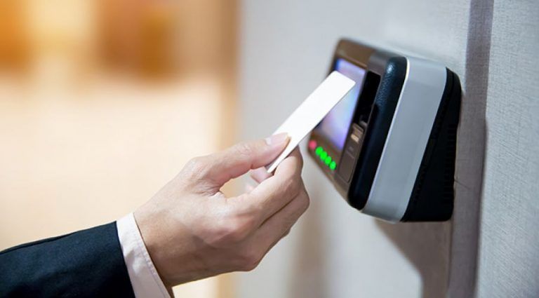 Από 1ης Ιουλίου η Ψηφιακή Κάρτα Εργασίας σε τράπεζες και σούπερ-μάρκετ