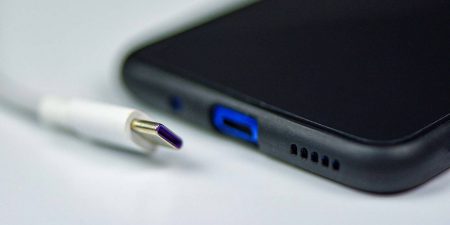 Κοινός φορτιστής: Το Κοινοβούλιο δεσμεύεται να μειώσει τα ηλεκτρονικά απόβλητα