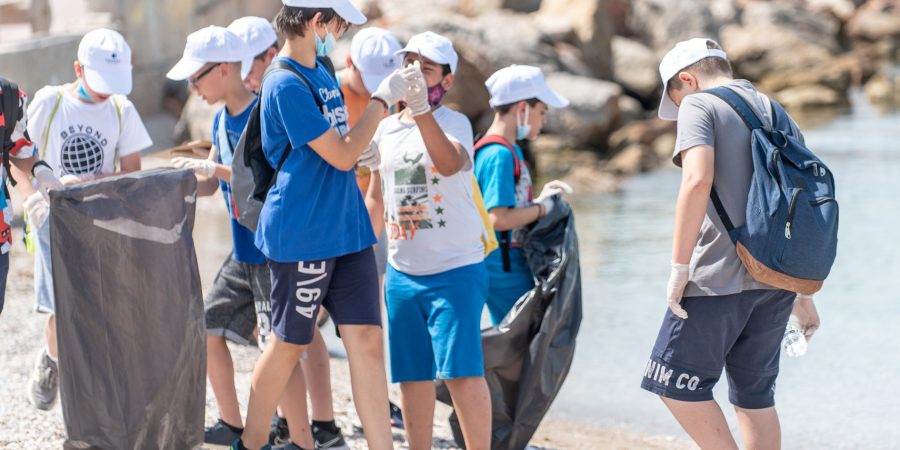 Ο Όμιλος ΕΛΛΗΝΙΚΑ ΠΕΤΡΕΛΑΙΑ υλοποιεί καθαρισμούς παραλιών και χώρων πρασίνου στο Θριάσιο και τη Δυτική Θεσσαλονίκη, με στόχο την προστασία του περιβάλλοντος