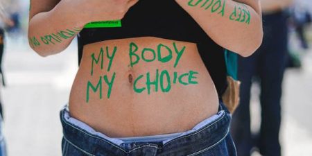 Το δικαίωμα σε ασφαλή και νόμιμη άμβλωση πρέπει να διαφυλαχθεί, διαμηνύει το ΕΚ