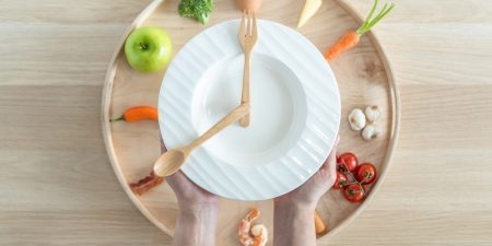 Η διαλειμματική νηστεία συσχετίστηκε με μειωμένο κίνδυνο για νοσηλεία και θάνατο από COVID-19