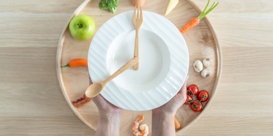 Η διαλειμματική νηστεία συσχετίστηκε με μειωμένο κίνδυνο για νοσηλεία και θάνατο από COVID-19