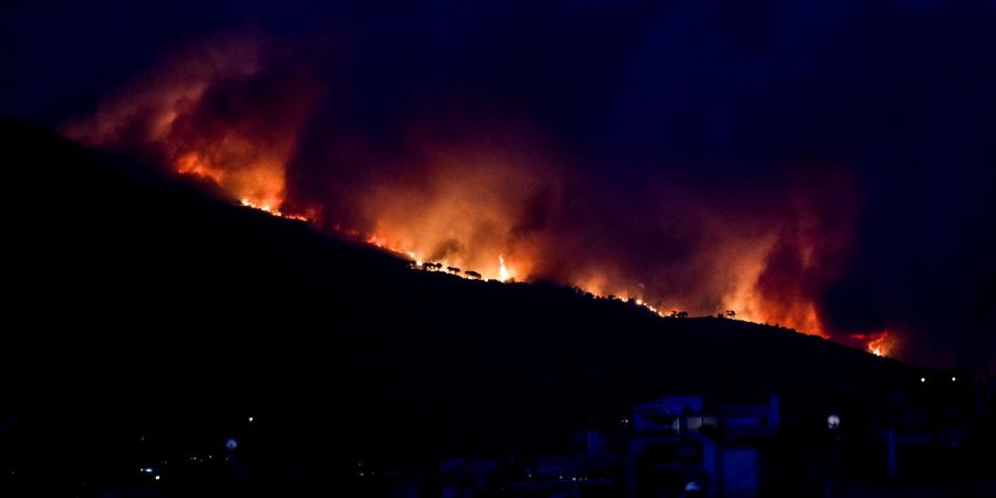 Στις αυλές των σπιτιών οι φλόγες – Εκκενώθηκε το νοσοκομείο Παίδων