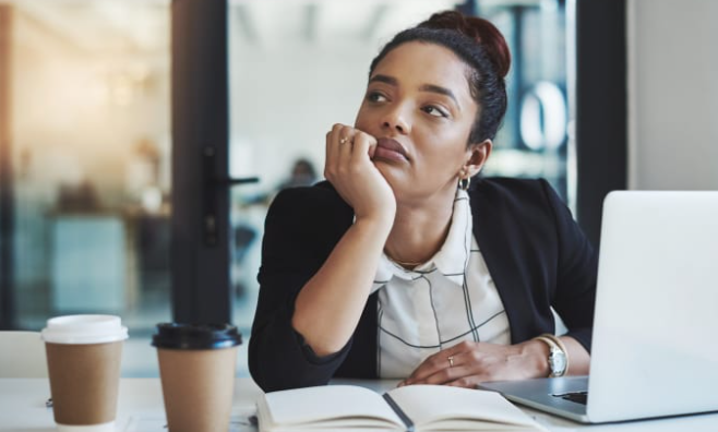 Η πλειονότητα των εργαζομένων που εγκατέλειψαν τη δουλειά τους το 2021 αναφέρουν χαμηλές αμοιβές, καμία ευκαιρία για ανέλιξη, αίσθημα έλλειψης σεβασμού