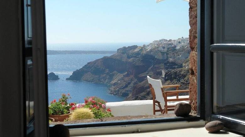 ΕΛΣΤΑΤ: Αφίξεις και διανυκτερεύσεις σε ξενοδοχεία, κάμπινγκ και ενοικιαζόμενα δωμάτια