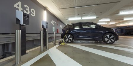 Ένα από τα μεγαλύτερα κέντρα φόρτισης ηλεκτρικών οχημάτων στην Ελλάδα  ανοίγει στο πάρκινγκ του Μεγάρου από τον Όμιλο ΕΛΛΗΝΙΚΑ ΠΕΤΡΕΛΑΙΑ