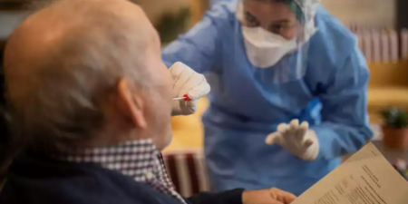 Αύξησε την προστασία η τέταρτη δόση mRNA εμβολίου έναντι COVID-19 σε ενοίκους δομών μακροχρόνιας φροντίδας