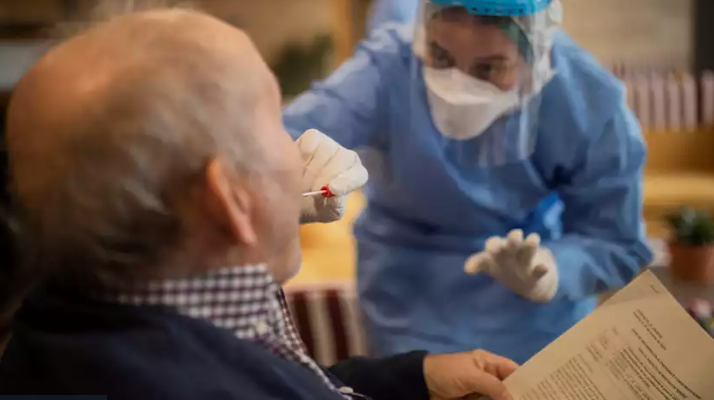 Αύξησε την προστασία η τέταρτη δόση mRNA εμβολίου έναντι COVID-19 σε ενοίκους δομών μακροχρόνιας φροντίδας