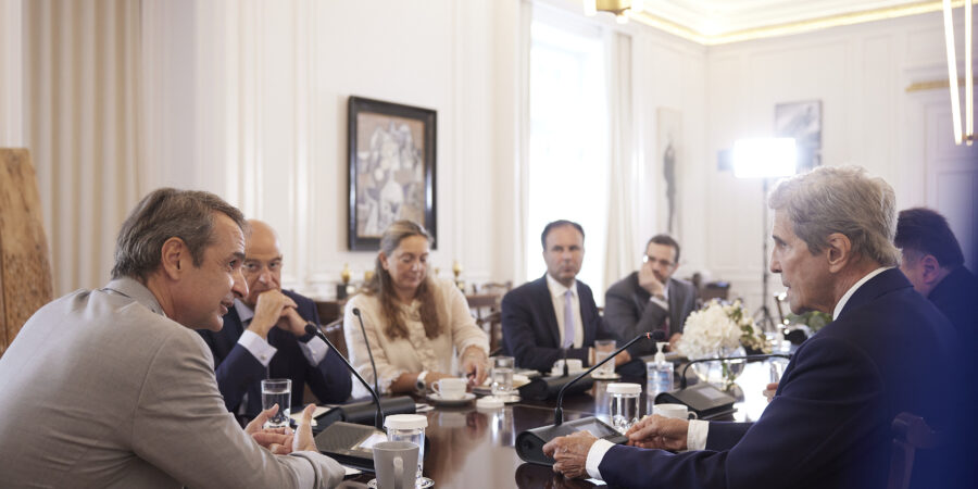 Συνάντηση του Κυρ. Μητσοτάκη με τον Ειδικό Απεσταλμένο του Προέδρου των ΗΠΑ για το Κλίμα, John Kerry