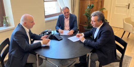 Συνάντηση εργασίας του Μάνου Κόνσολα με τον Δήμαρχο Ρόδου κ. Καμπουράκη και τον Αντιδήμαρχο κ. Καρίκη