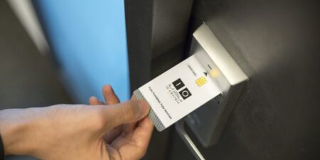 Πρόστιμα έως 10.500 ευρώ για παραβάσεις των διατάξεων για την Ψηφιακή Κάρτα Εργασίας, την βία-παρενόχληση και τις νέες γονικές άδειες