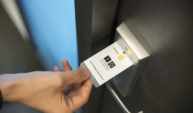 Πρόστιμα έως 10.500 ευρώ για παραβάσεις των διατάξεων για την Ψηφιακή Κάρτα Εργασίας, την βία-παρενόχληση και τις νέες γονικές άδειες