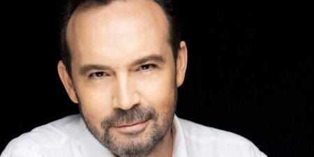 O Κώστας Μακεδόνας στο θέατρο Τεχνόπολις στο Ηράκλειο Κρήτης