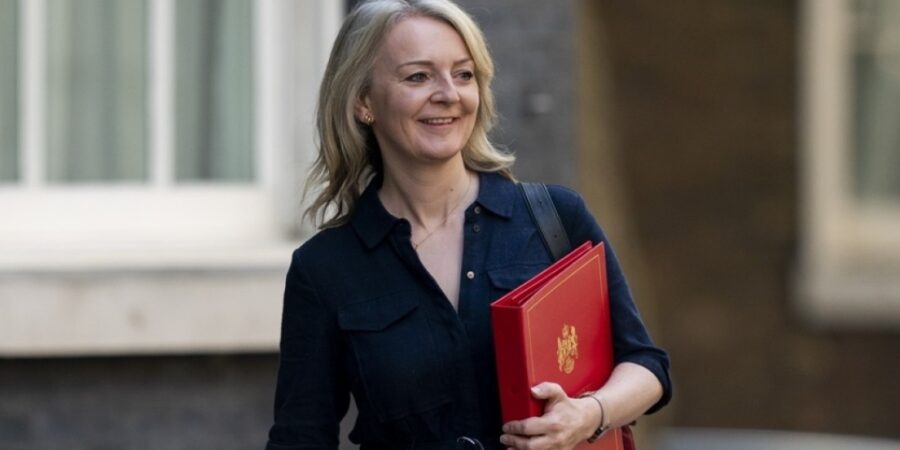 Μείωση φόρων και αύξηση της ανάπτυξης υπόσχεται η νέα πρωθυπουργός της Βρετανίας