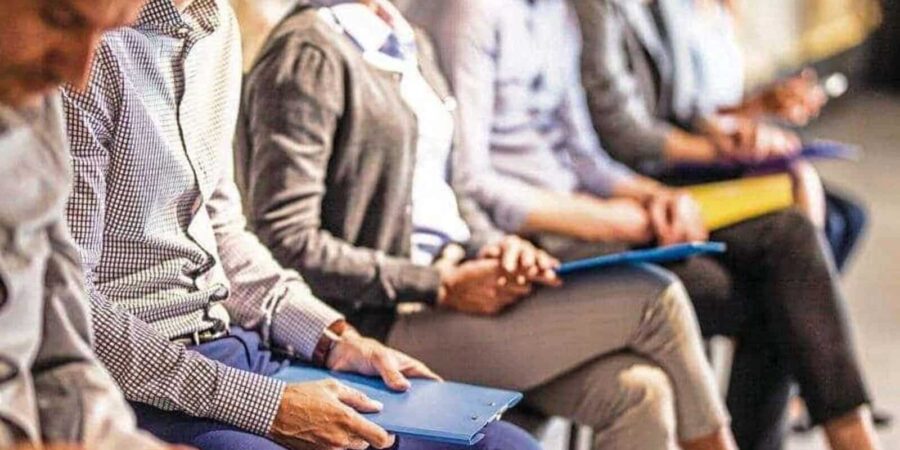 Δύο και τρεις δουλειές οι Βρετανοί για να τα βγάλουν πέρα