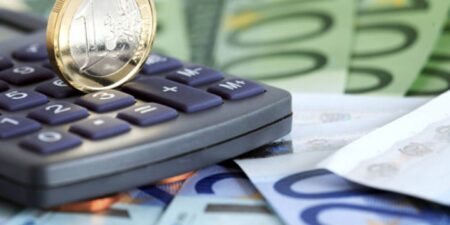 Κατάργηση εισφοράς αλληλεγγύης: Αναλυτικά παραδείγματα  για το τι κερδίζουν δημόσιοι υπάλληλοι και συνταξιούχοι