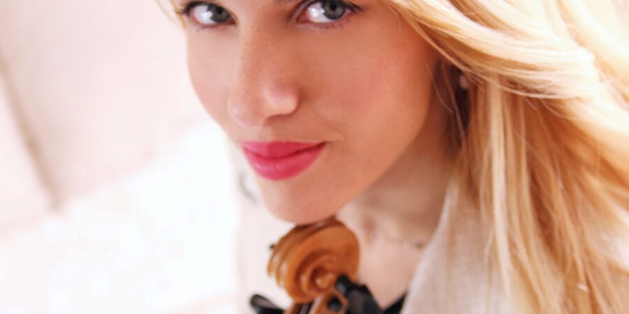 Η Ελεονόρα Μανόνα στον κήπο του Νομισματικού Μουσείου!