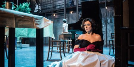 Η ΣΤΕΛΛΑ ΜΕ ΤΑ ΚΟΚΚΙΝΑ ΓΑΝΤΙΑ